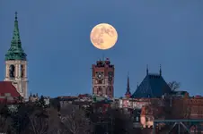 Grudniowa pełnia nad Toruniem