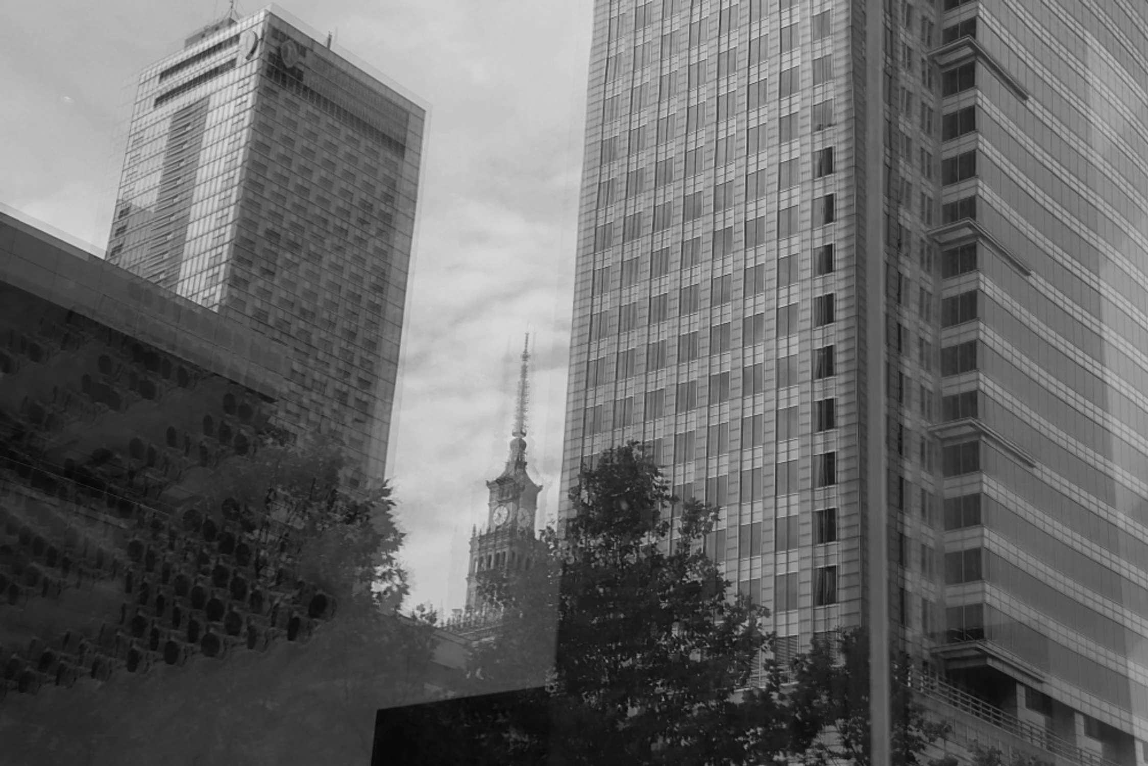 Warszawa  w krzywym  zwierciadle ..