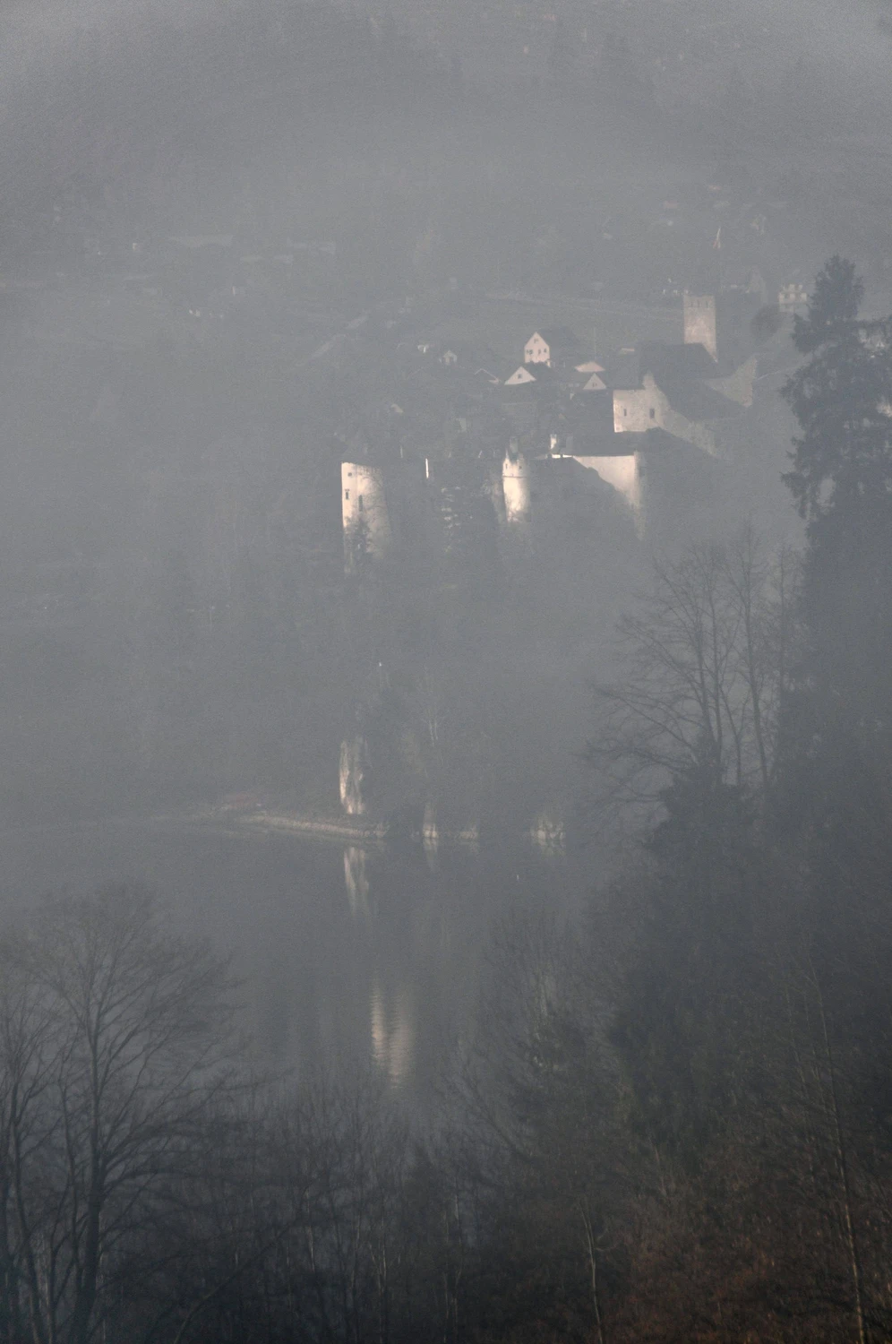 Krajobraz z zamglonym zamkiem