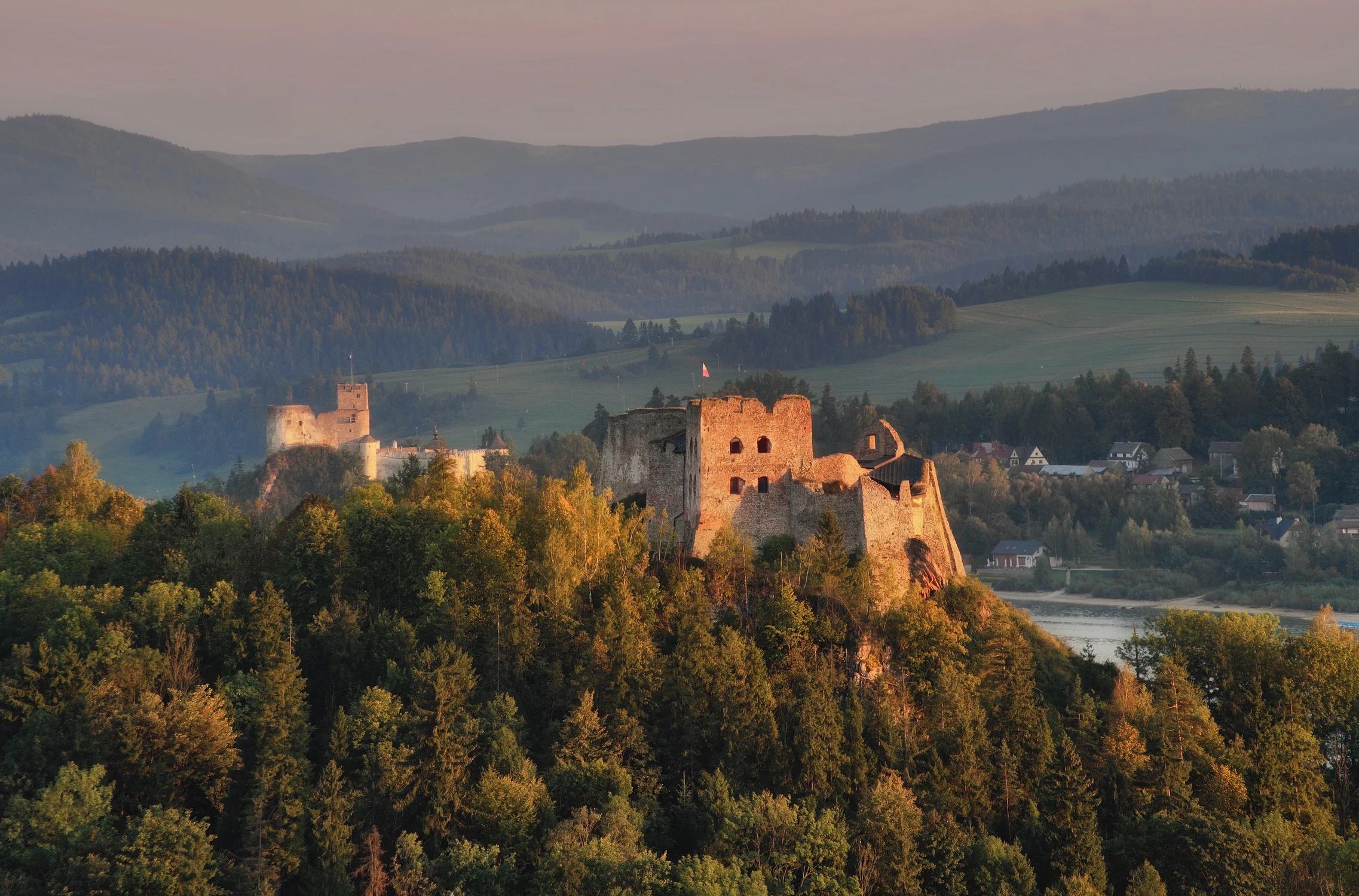 Dwa zamki w wieczornym słońcu