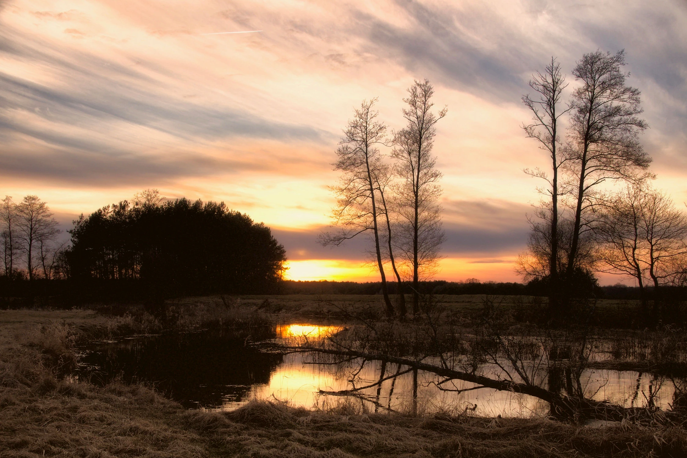 Zachód słońca nad rzeczką