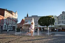 DZIEWCZYNKA I FONTANNA