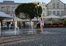 DZIEWCZYNKA I FONTANNA