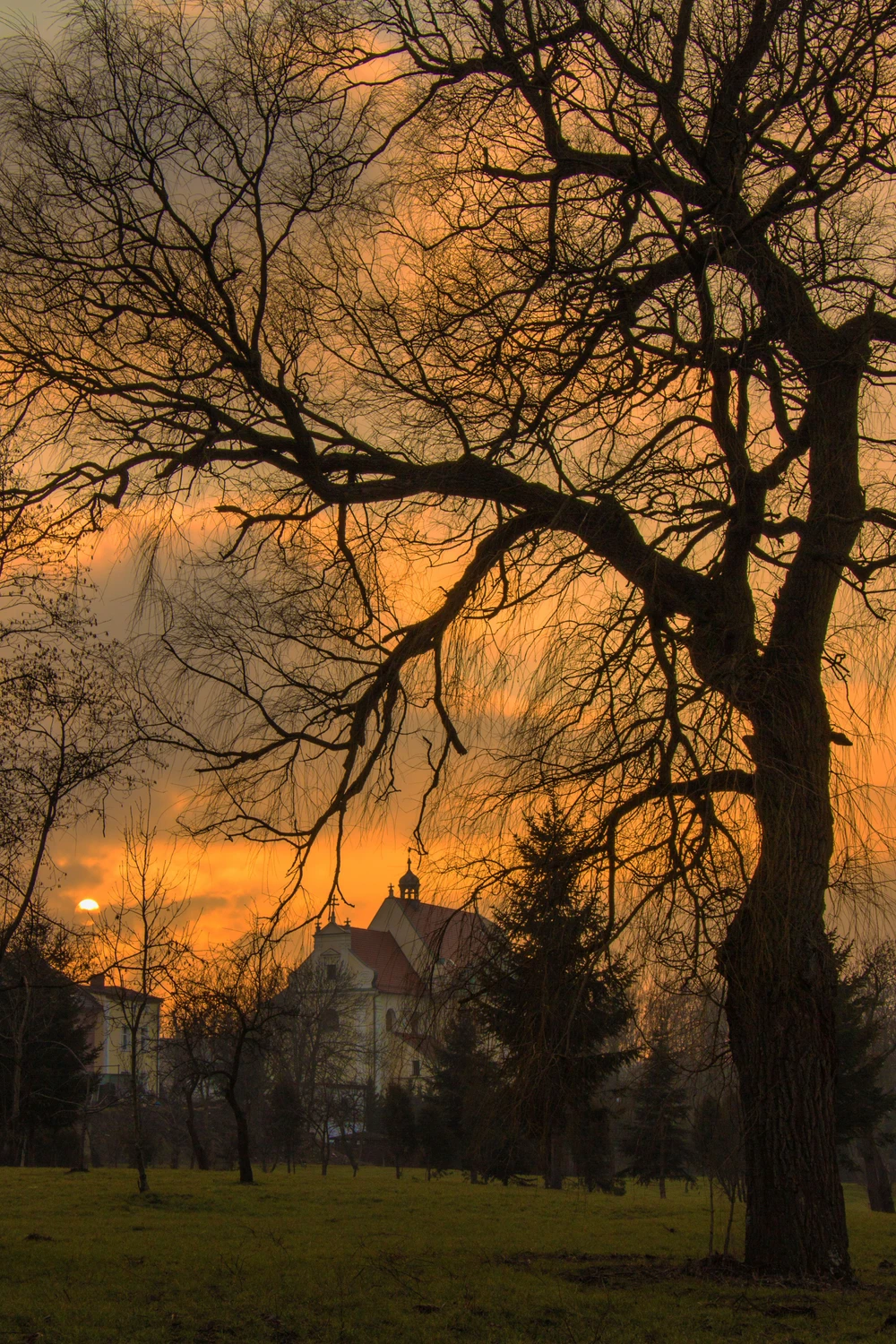 Zimowy zachód słońca nad Jeziorem Baba w Złotowie