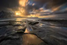 "GDY ŚWIATŁO DOTYKA SKAŁ"