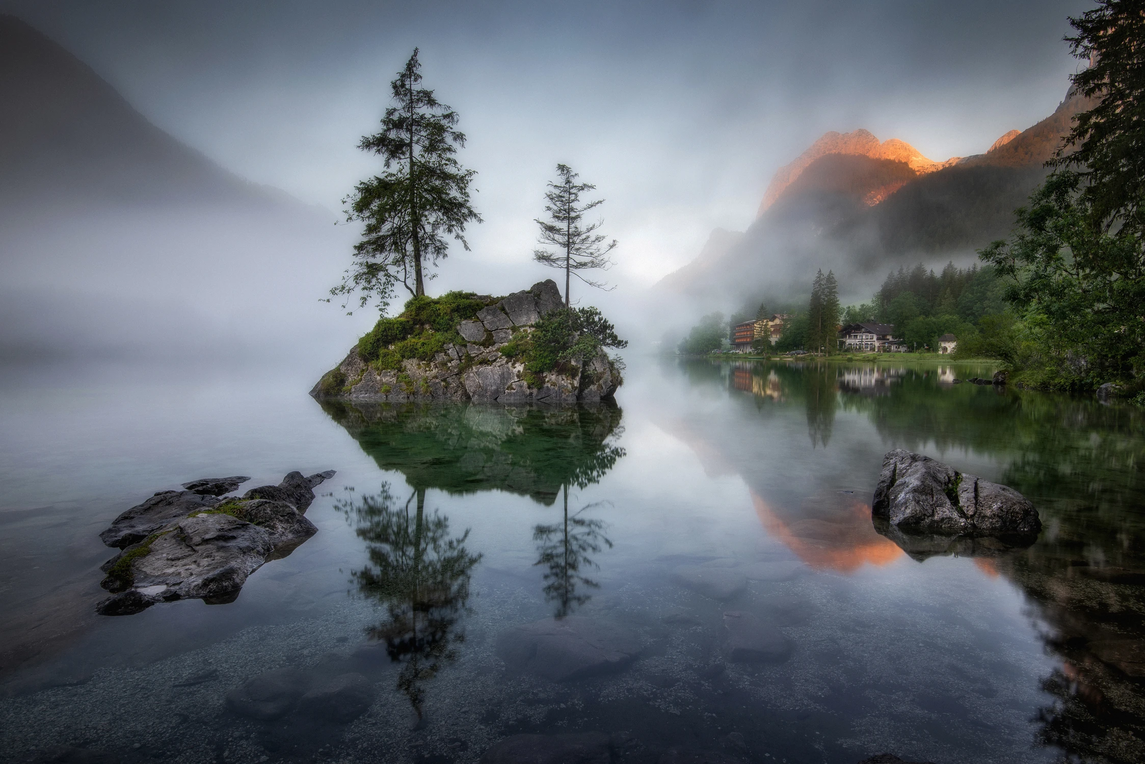 "MIĘDZY MGŁĄ A ŚWIATŁEM"