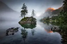 "MIĘDZY MGŁĄ A ŚWIATŁEM"