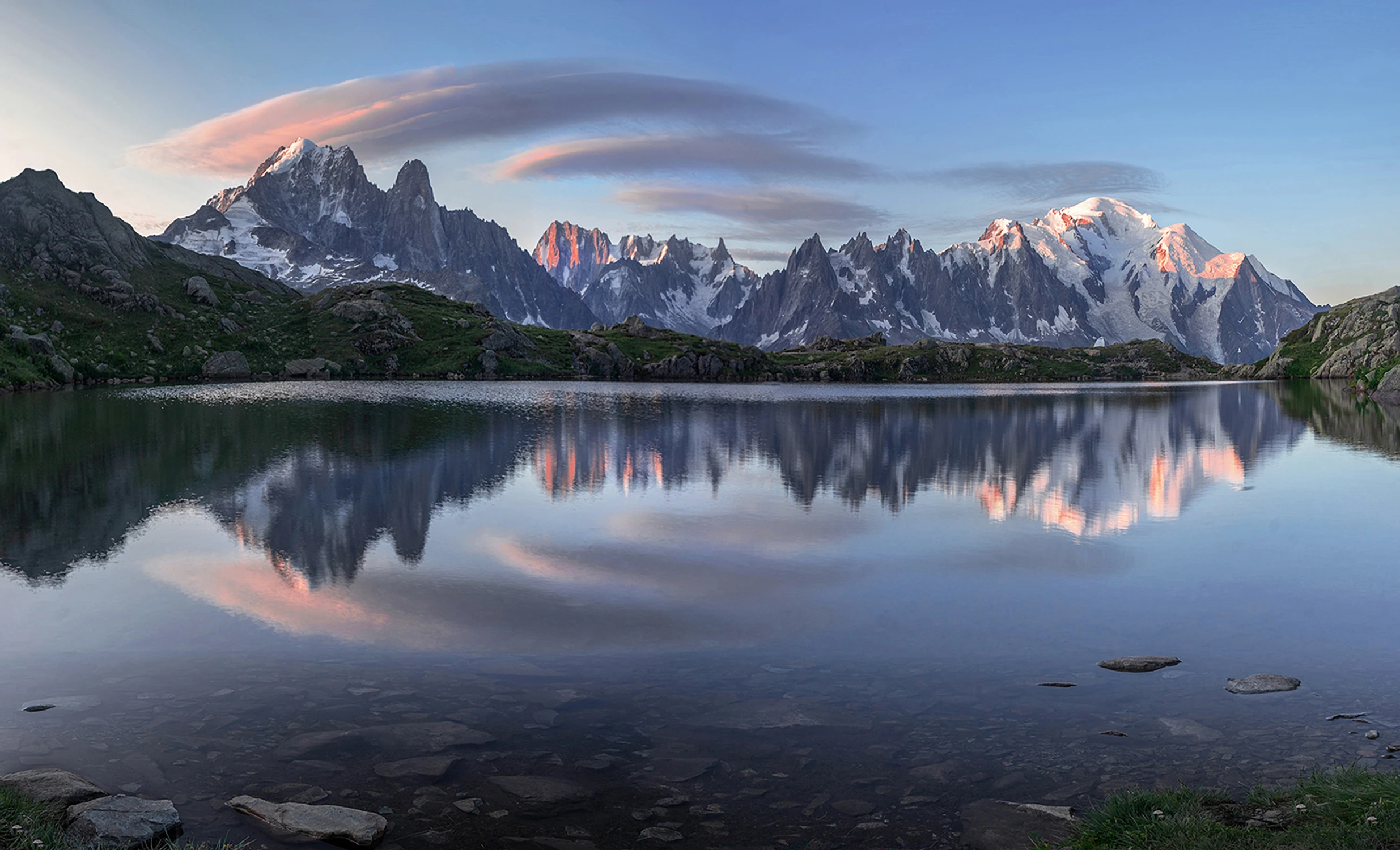 Jezioro i Mont  Blanc