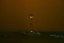 odbicie kropli  od tafli wody