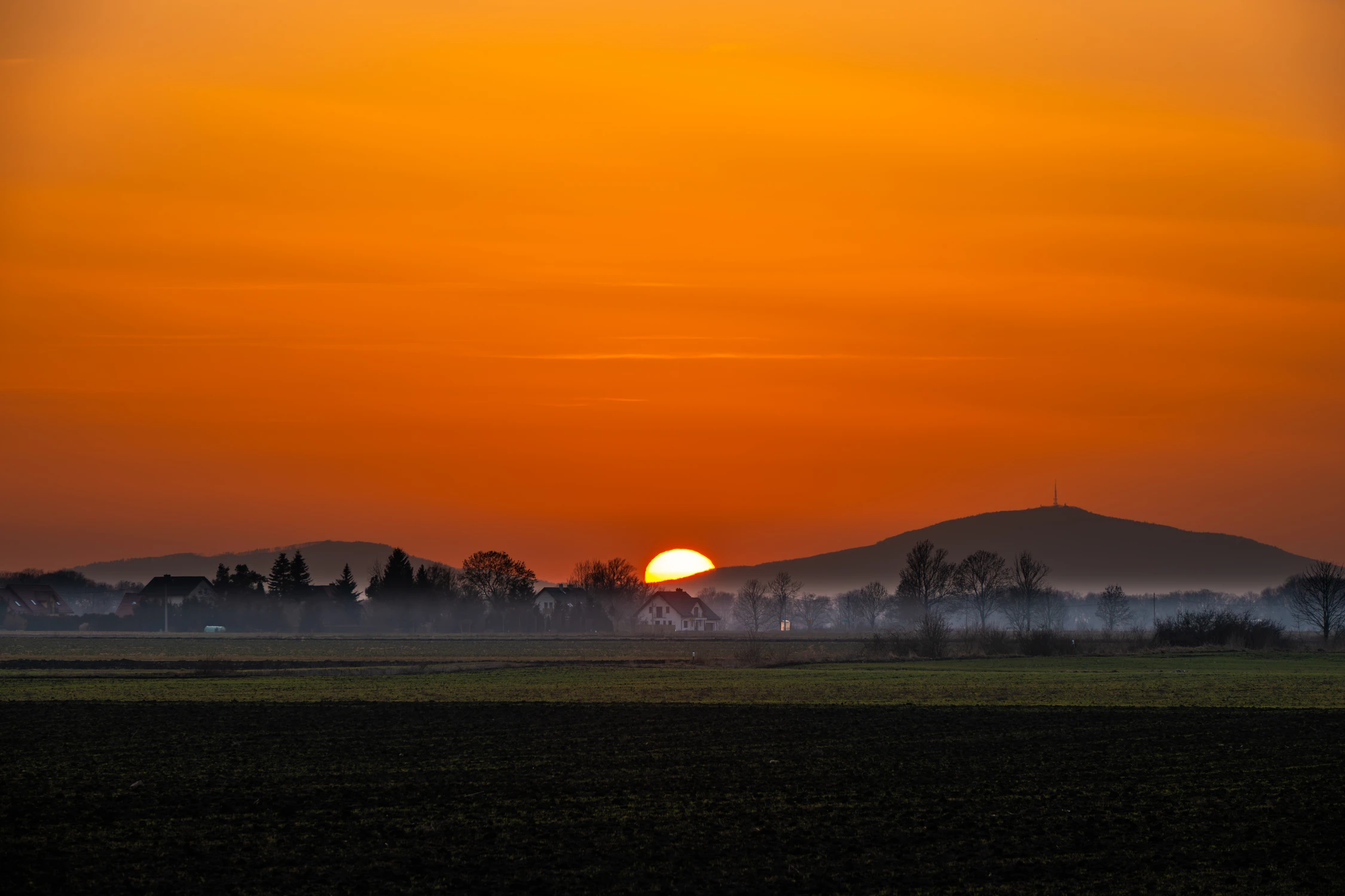 zachód za masywem Ślęży