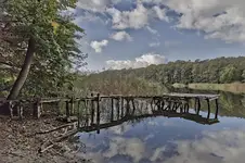 pomost nad jeziorem