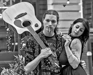 damsko-męski uliczny duet muzyczny
