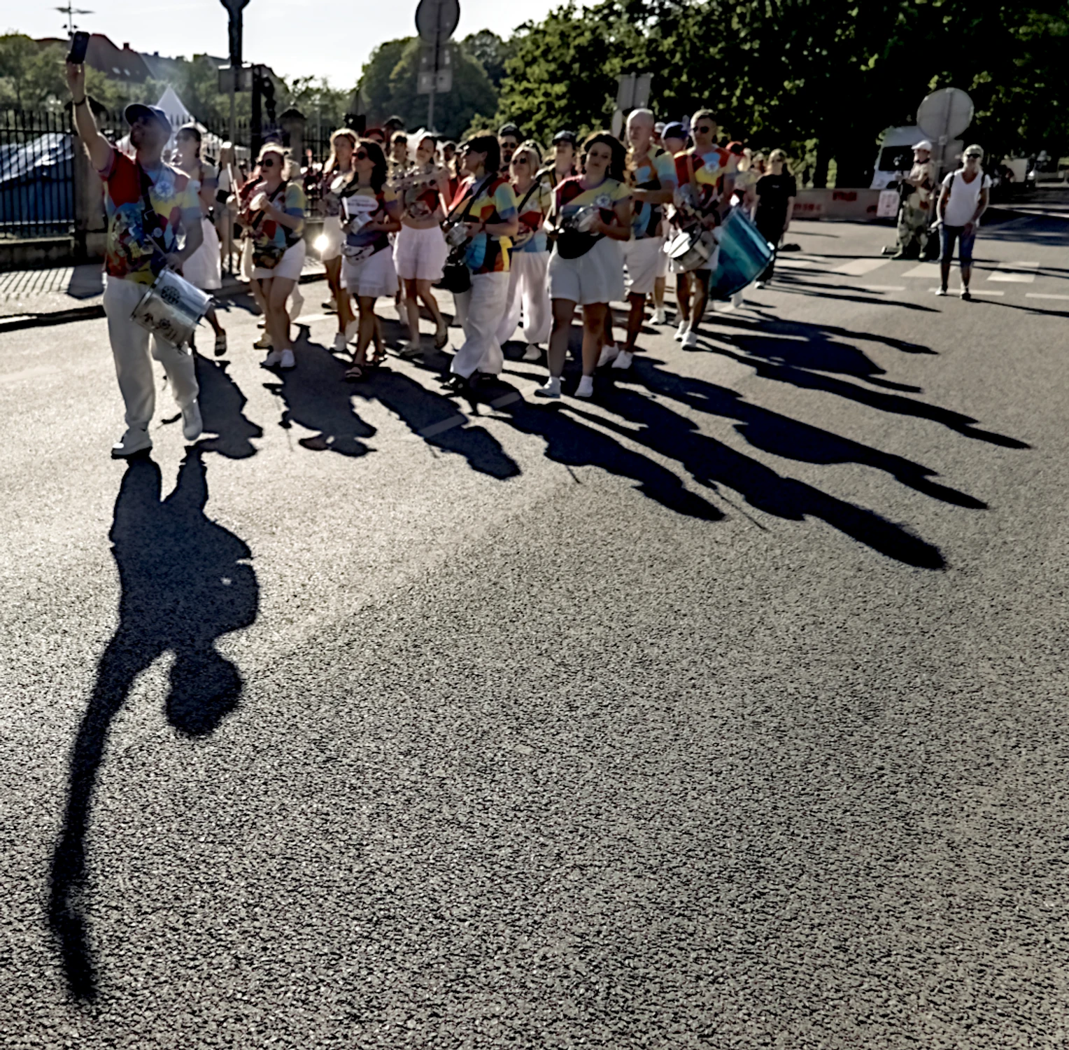 ludzkie cieie na ulicy