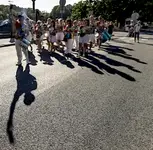 ludzkie cieie na ulicy
