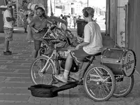 perkusista na rowerze