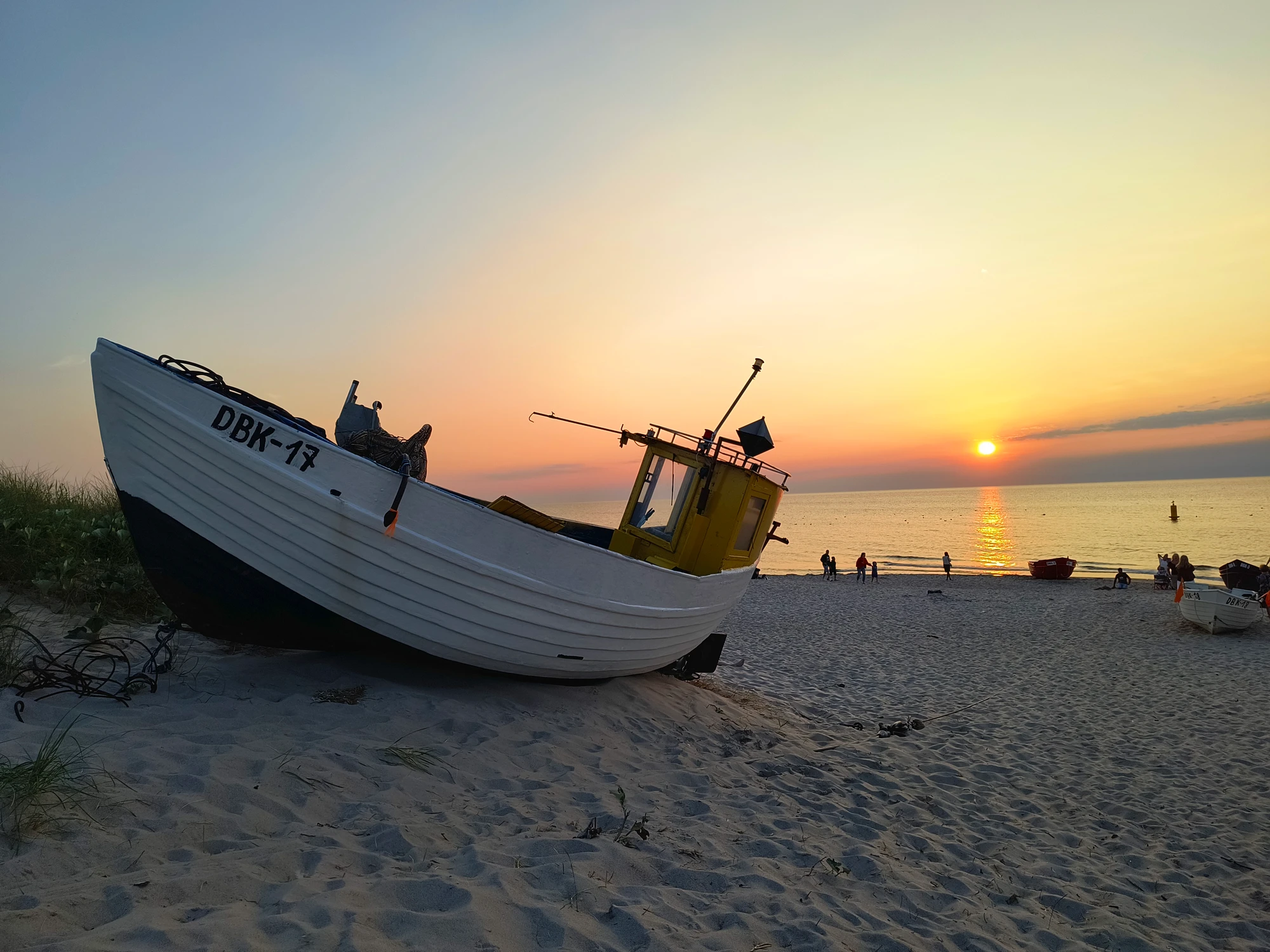 Kuter rybacki na plaży w Dąbkach