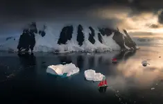 Jachty Tolkien i Elsi na tle lodospadów na Oceanie Południowym