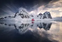 Jacht Tolkien w Cieśninie Gerlache