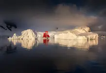 Szkuner Tolkien pośród gór lodowych