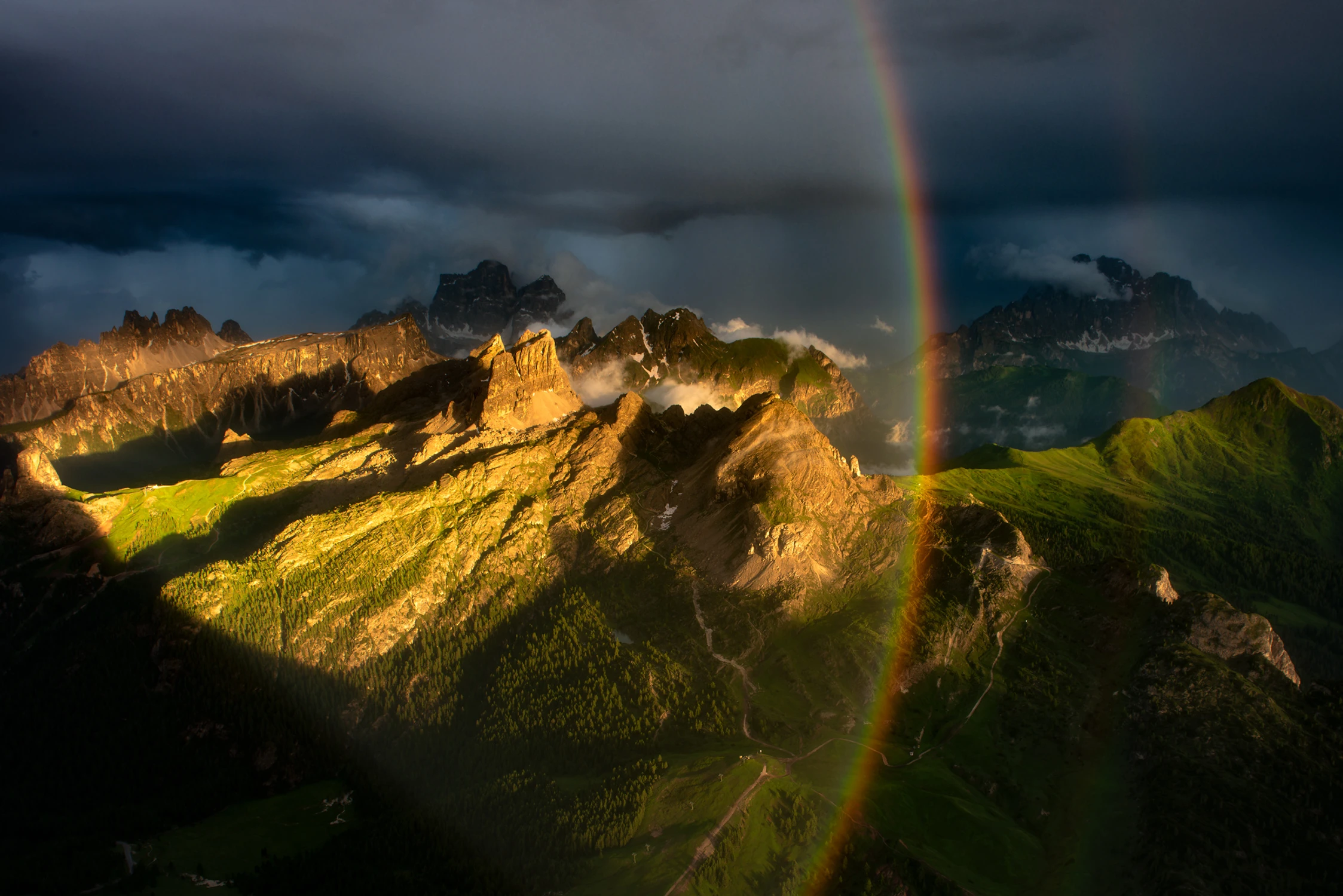 Tęcza nad Dolomitami.