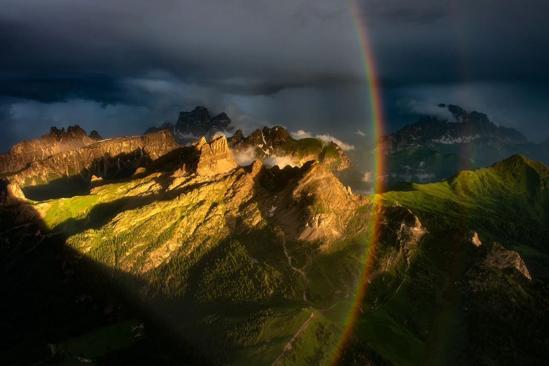 Tęcza nad Dolomitami.