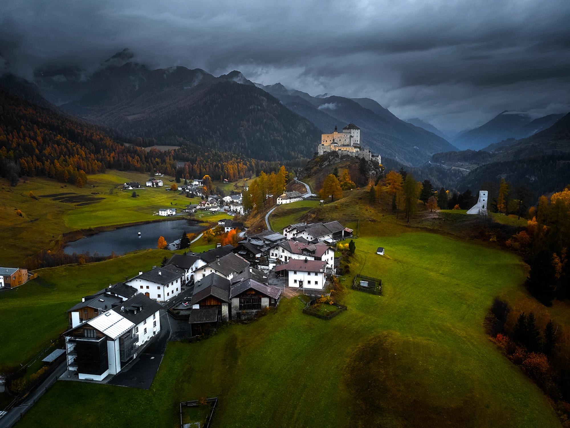 Zamek Tarasp w Alpach Szwajcarskich