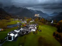Zamek Tarasp w Alpach Szwajcarskich