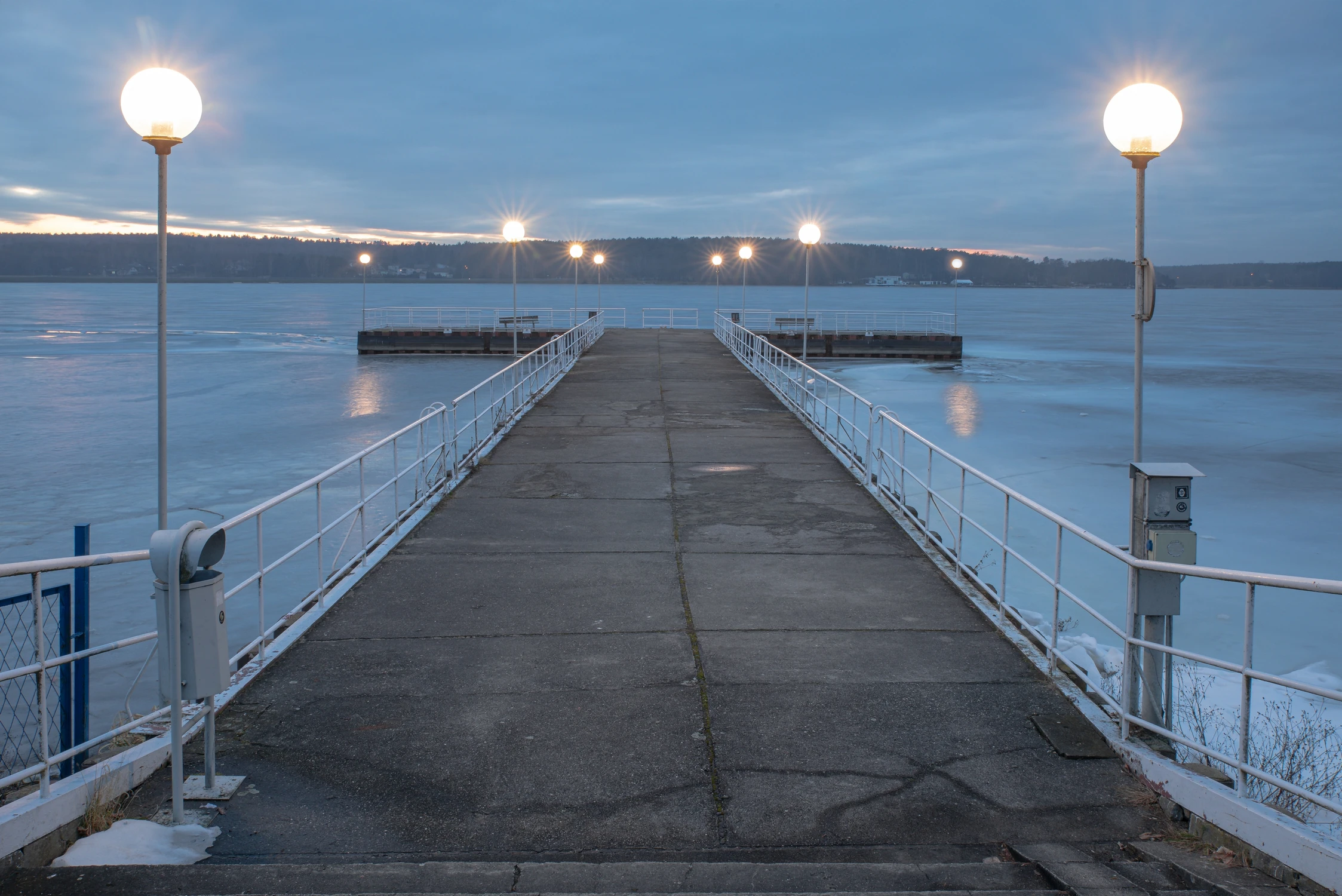 Molo na zamarzniętym zalewie 2