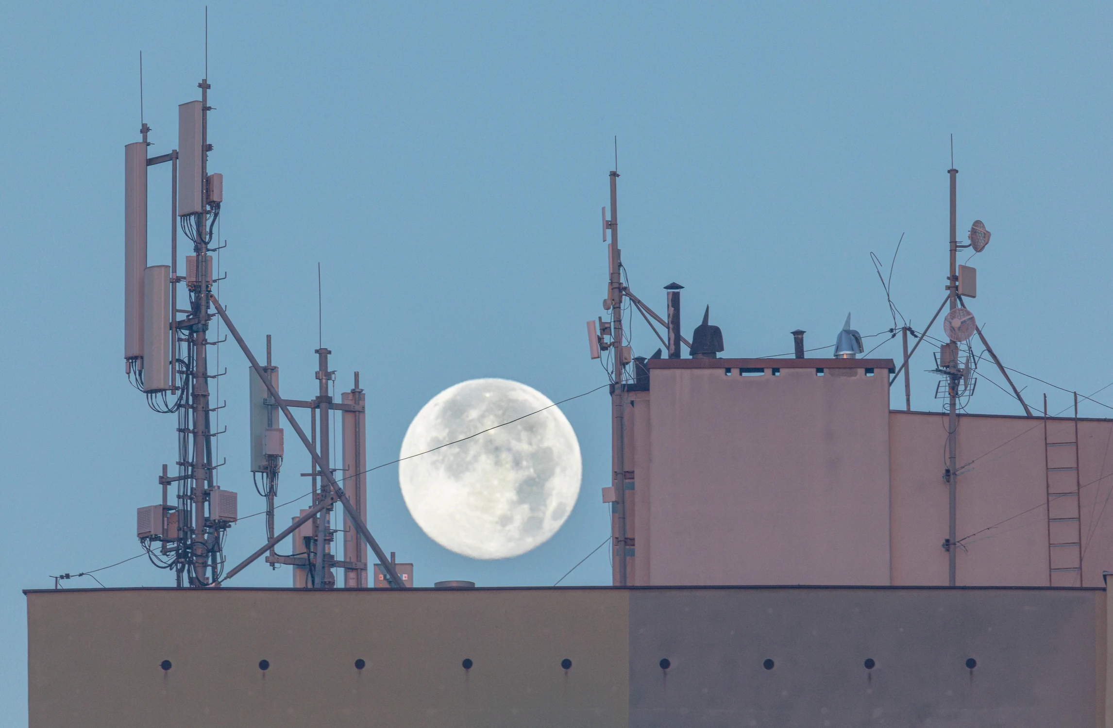 Nienaturalny satelita 2