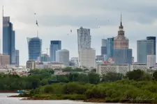 Z oddali.