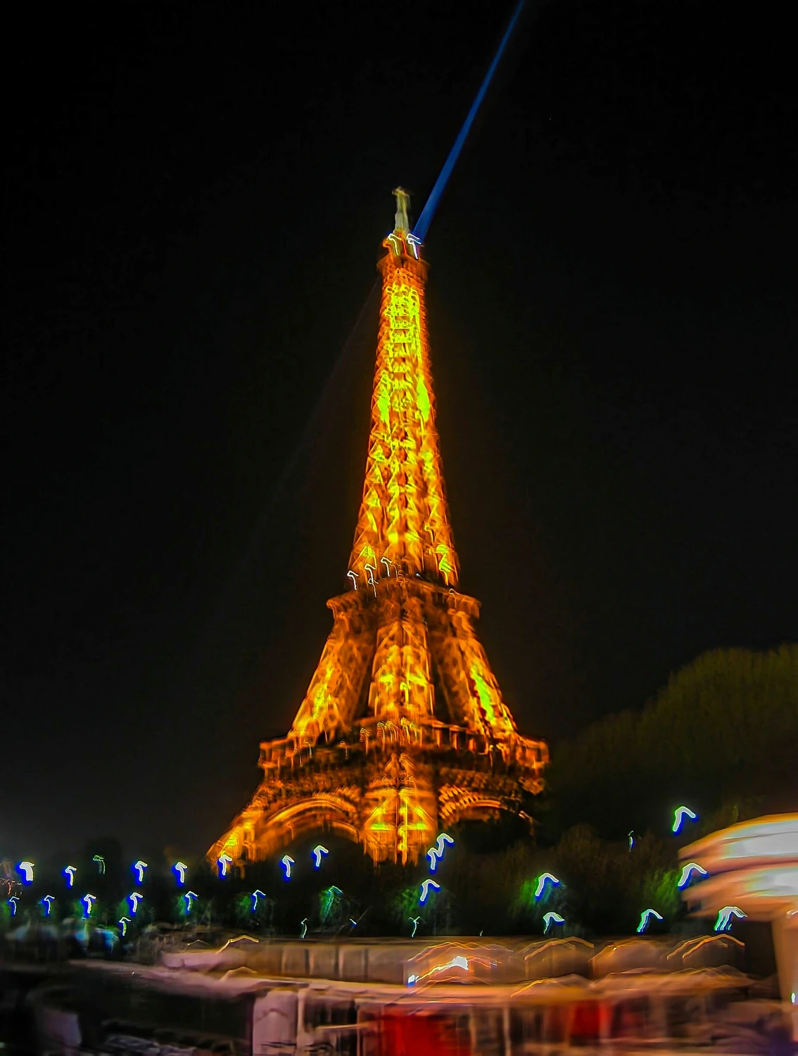 Znana wieża 🗼 w Paryżu 