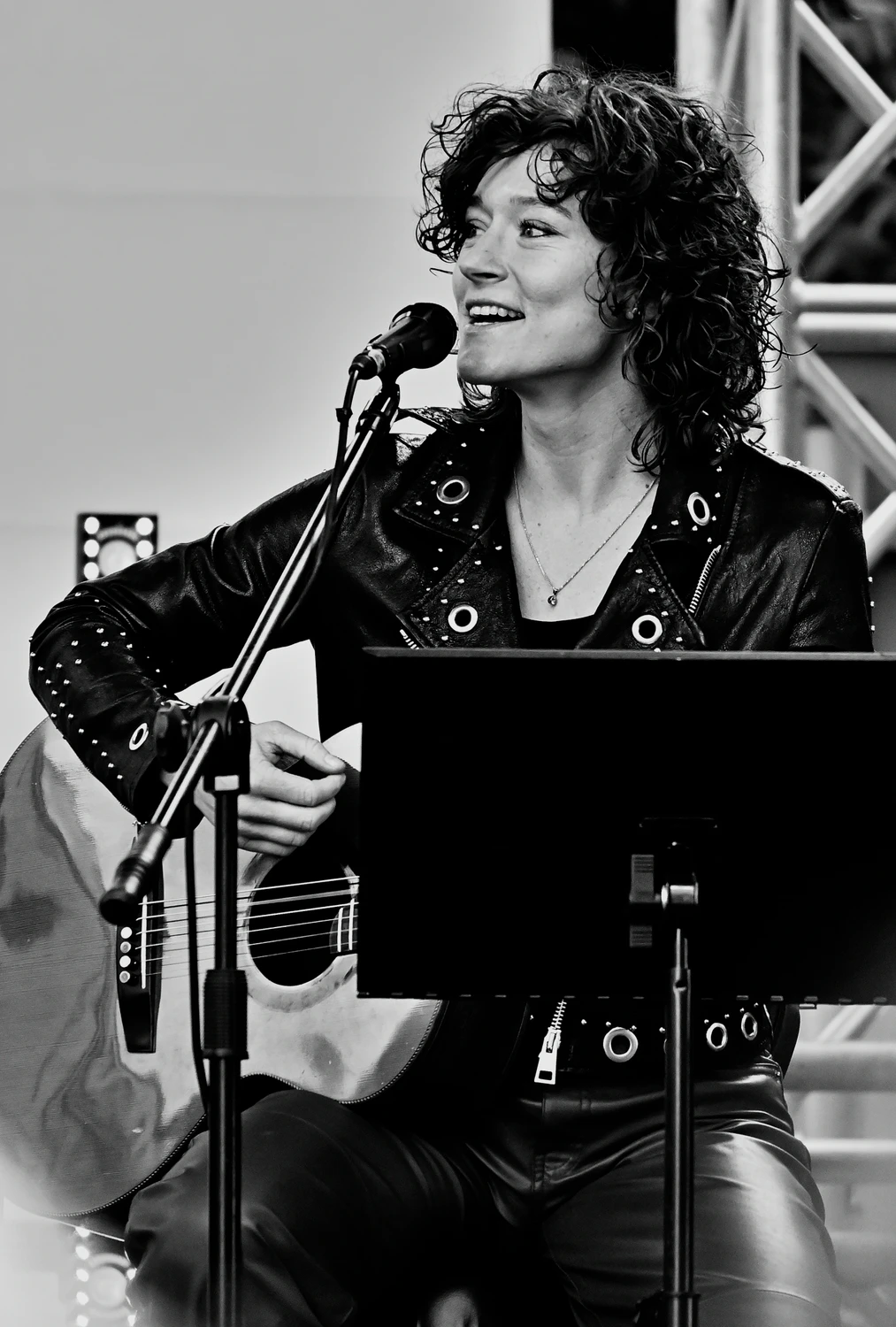 kobieta z gitarą