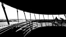 Jerzy patrzący z wieży...