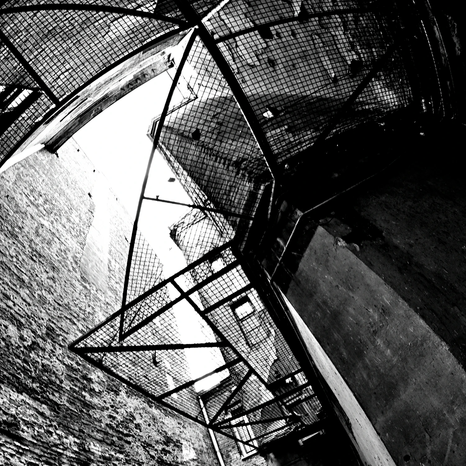 UWAGA !!! Spadające Tynki !!!