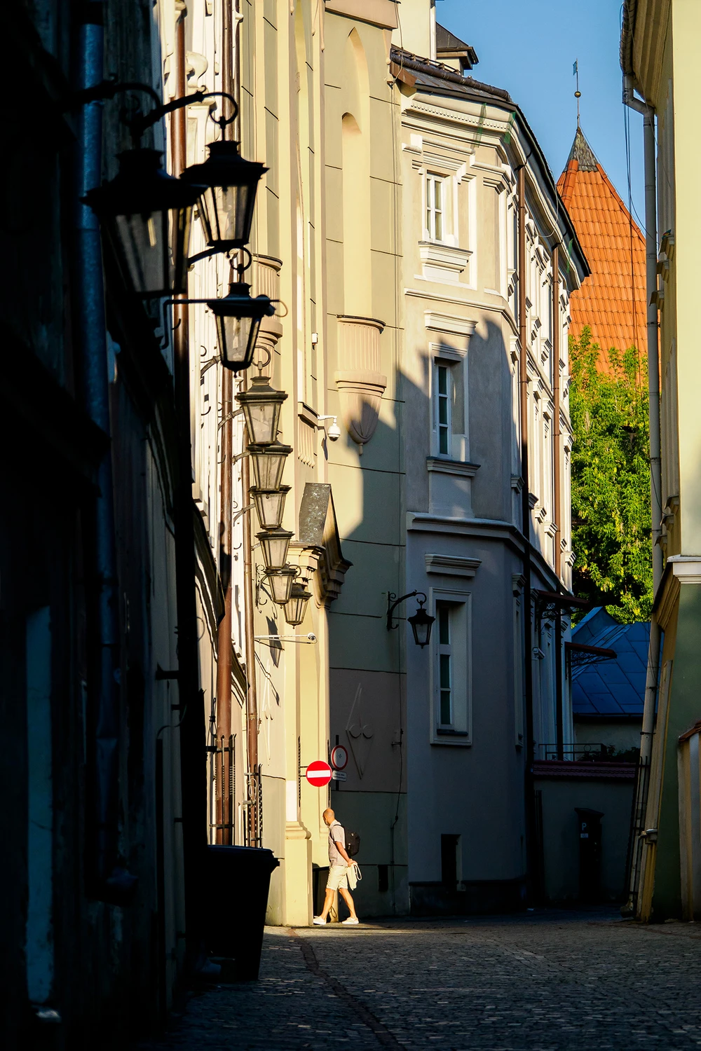 Lublin - ul. Jezuicka Brama Trynitarska, w tle Baszta Półokrągła