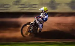 Światłęm i kurzem otulony